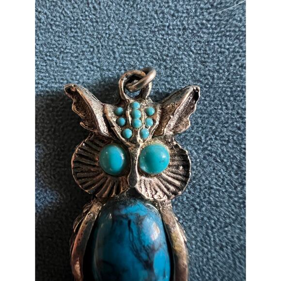 Vintage Owl Pendant – Dyed Howlite Belly & Faux Turquoise Eyes Boho Retro Charm - Picture 4 of 6